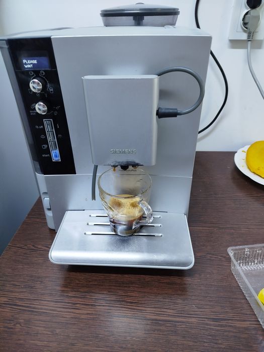 Expresor cu boabe de cafea și cafea măcinată