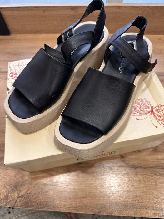 Продаю кожаные босоножки