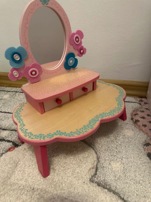 Дървена тоалетна за момиче