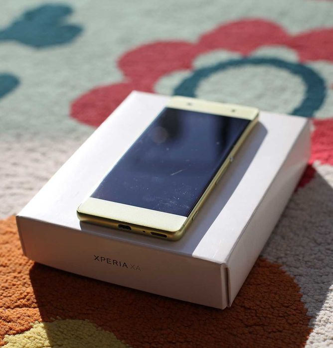 Телефон SONY PERIA XA Lime GOLD, топ състояние!