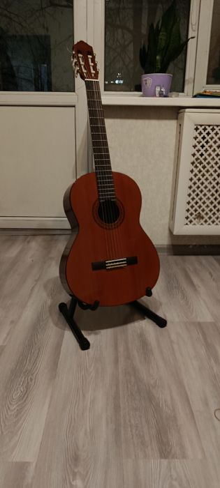 Продам гитару Yamaha c40.
