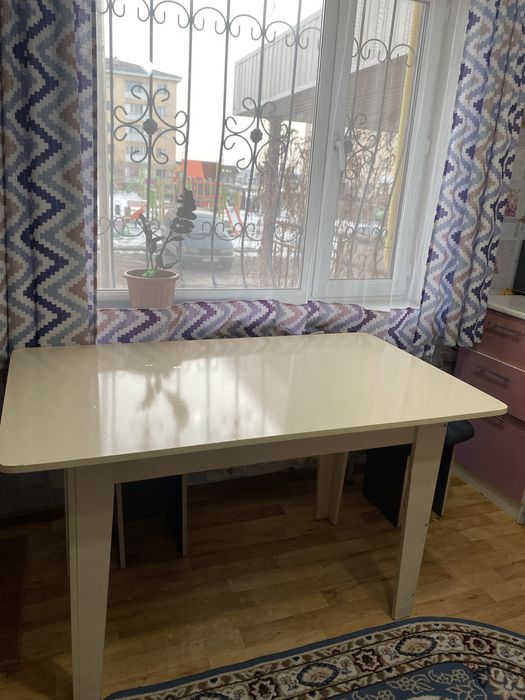 Стол для кухни бежевый