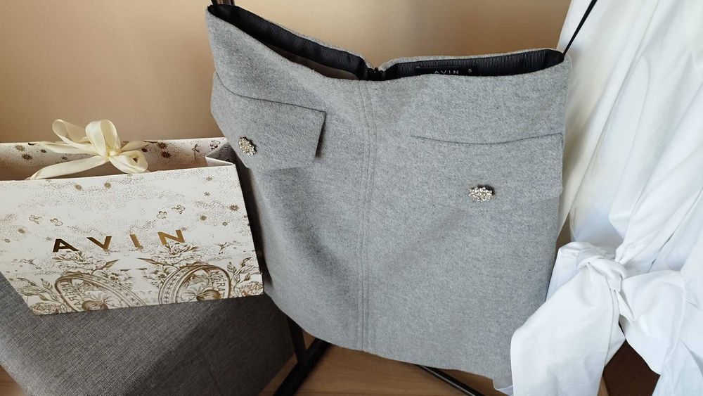 Avin  сет сива къса пола и бяла риза