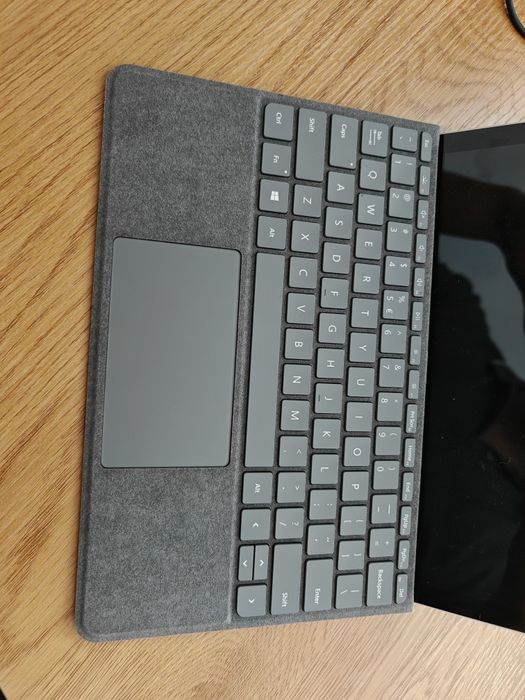 Microsoft Surface Go 3 + tastatura + mouse