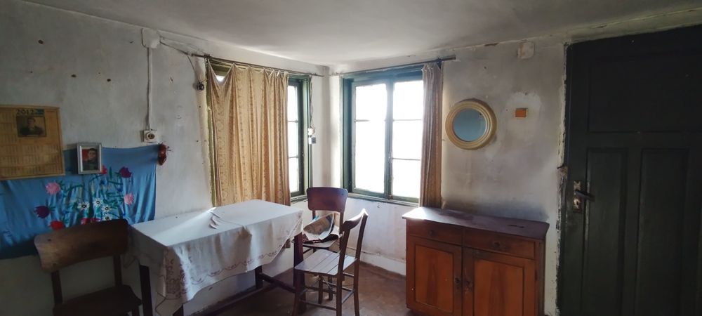 Продава се двуетажна къща в село Садовик, област Перник