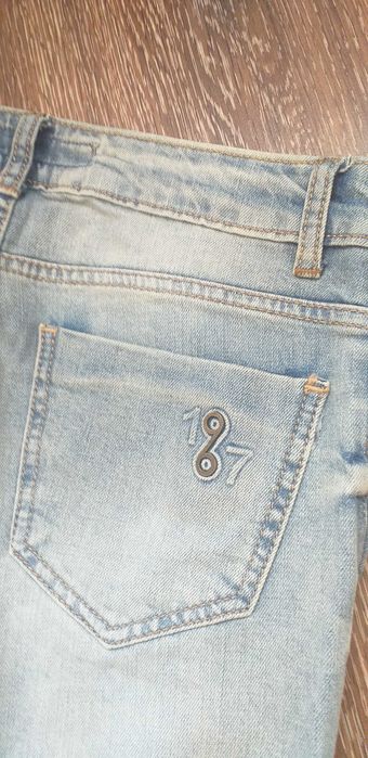 Скъсани дънки, интересен модел