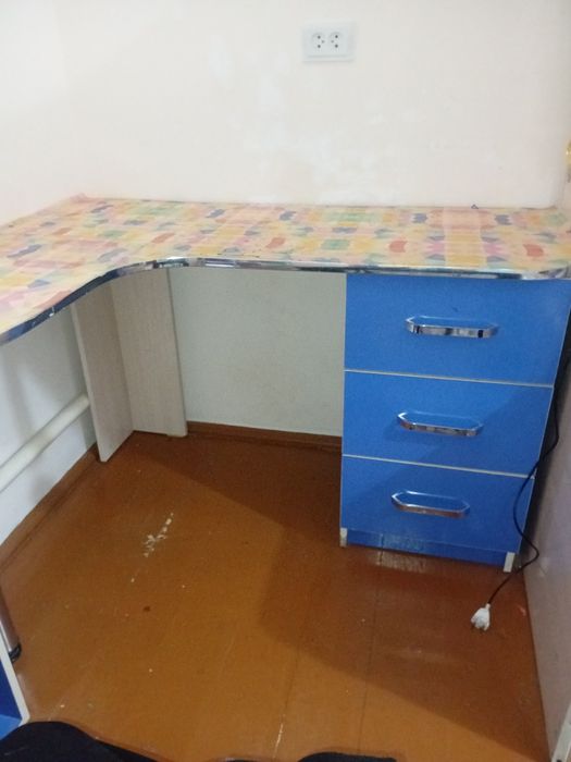 Продаю комплект, кровать+ стол+2 маленьких шкафчика и лестница