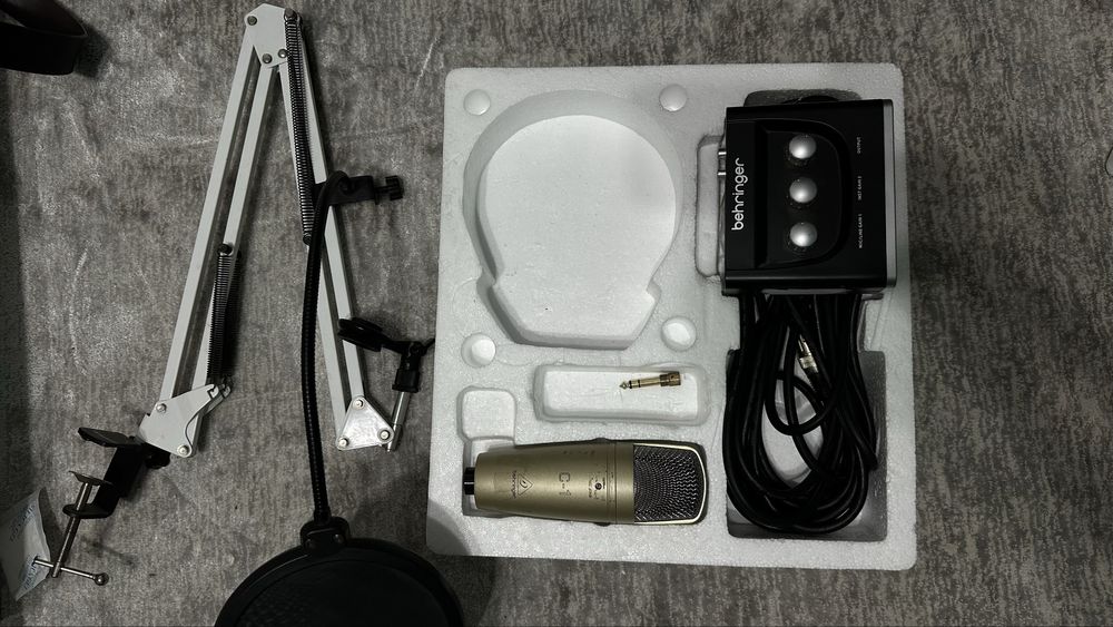 Комплект для звукозаписи Behringer U-Phoria Studio