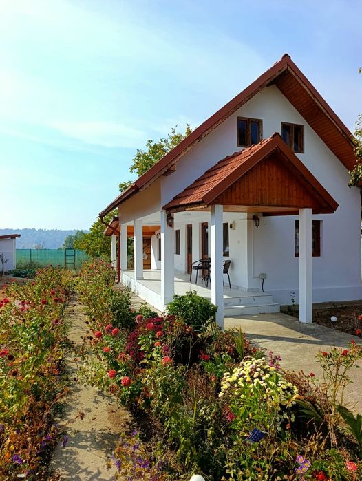 Căsuța din povești,la 6 km de Tg-Jiu.