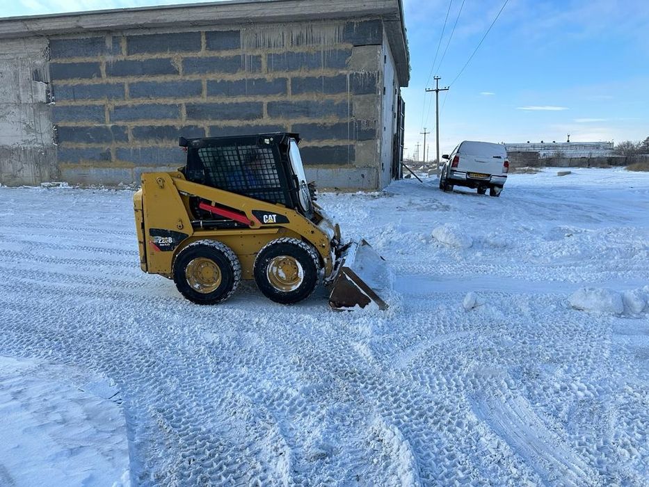 Мини  погрузчик:вилы, ковш, щётка