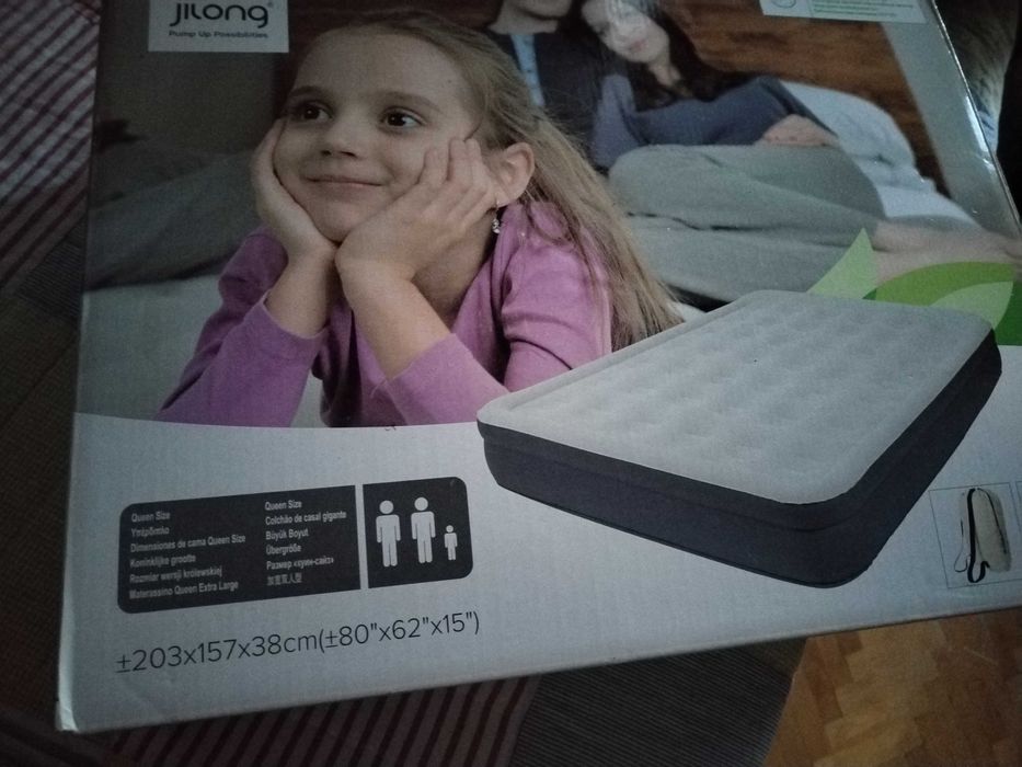 Надуваемо легло с вграден мотор