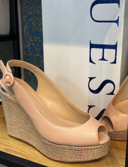 Дамски сандали GUESS на платформа 38.39