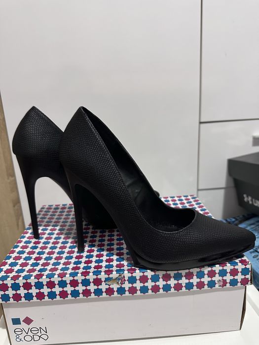 Дамски черни обувки на ток,40