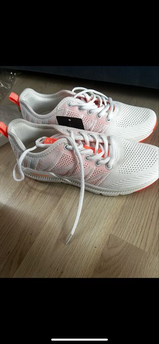 Продам новые кроссовки 38 размера