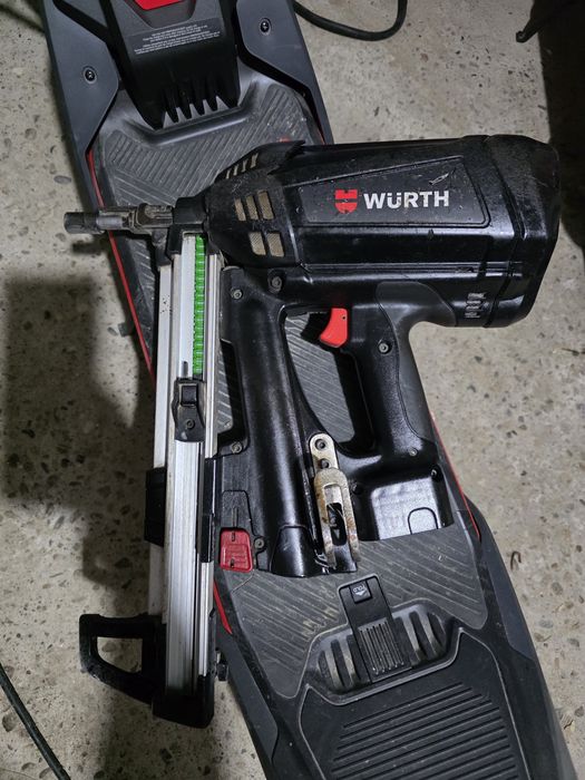 Pistol de batut cuie in beton cu gaz wurth