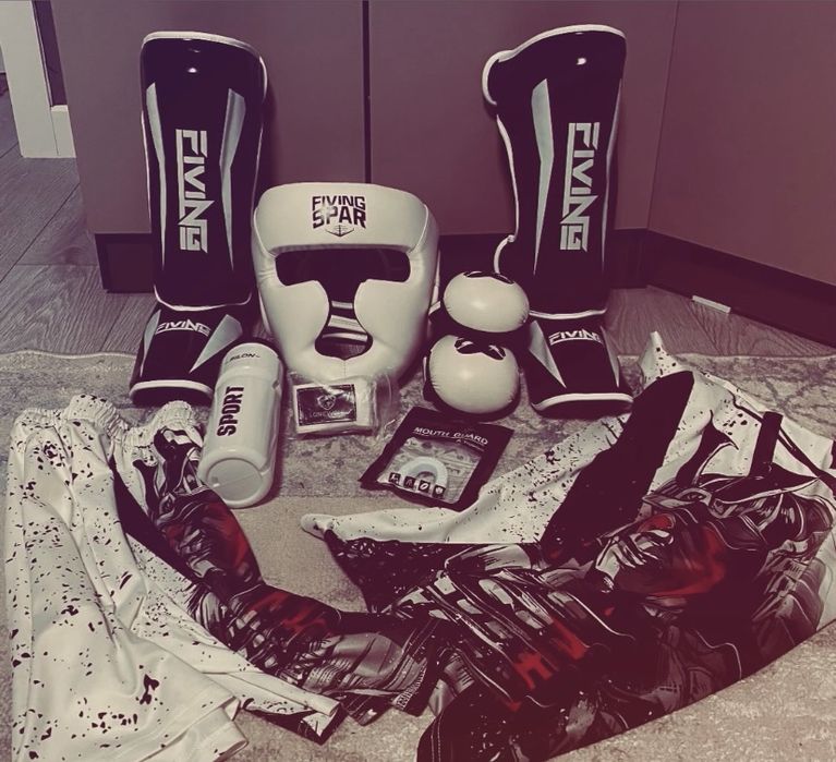 Рашгард, футы, шлем.