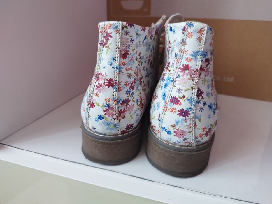 Кожени дамски боти с пъстър флорален принт
