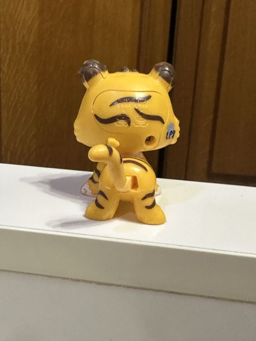 Продам лпс ( тигрёнок ходит)