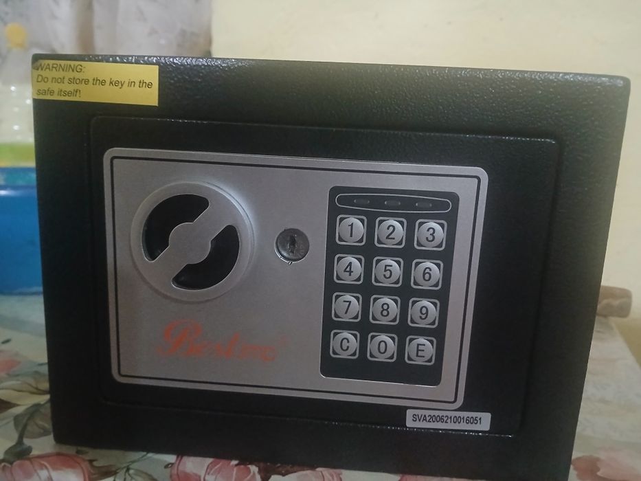 Mini Seif de vanzare , cu cheie , fier solid , pret 200RON