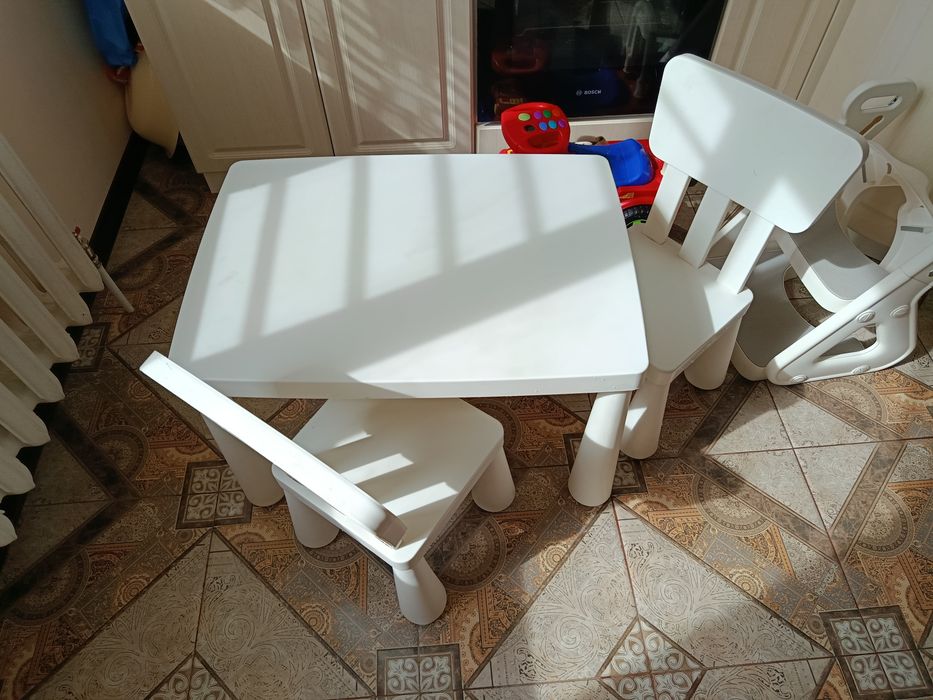 Детский стол и 2 стула IKEA