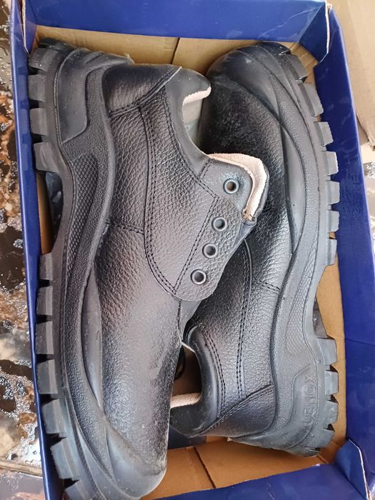 Vând ghete de protectie noi  ,5 perechi ,marime 43-44 ,marcă Lenox