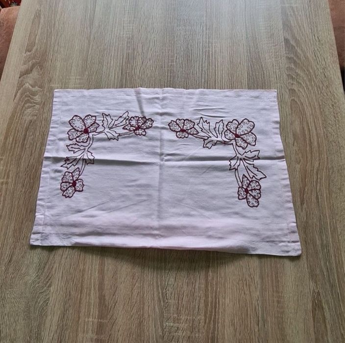 Lenjerie pat din damasc cu broderie realizată manual