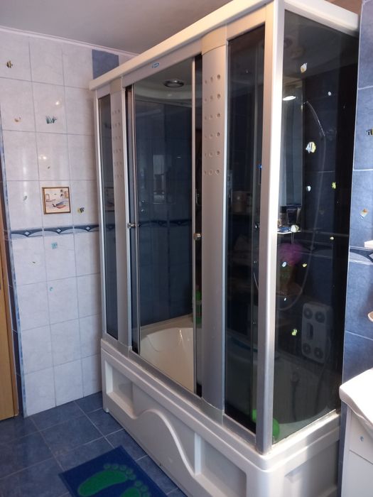 Cabină mare de duș cu cadă, cu hidromasaj cu: ventilație, două dușuri,
