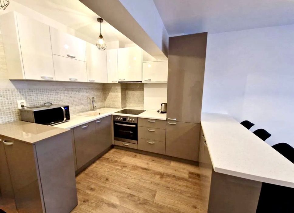 Inchiriez apartament 2 camere + gradina + parcare subterana