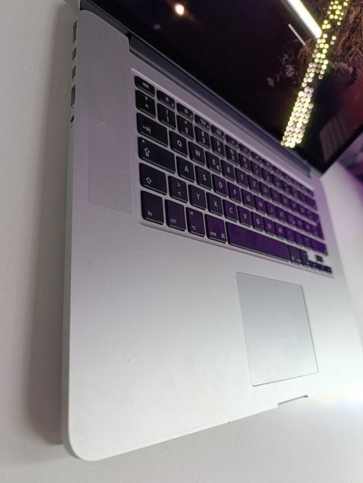Laptop macbook pro Intel i7 ssd 512gb 16gb ram display 15.4 2k baterie bună