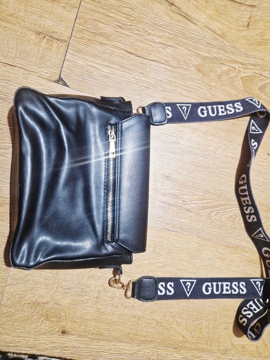 Чанта на Guess използвана с леки забележки