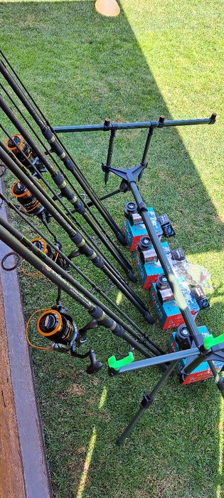 Set 4 Lansete Carbon,4 Mulinete Cu Baitrunner 8000 ,Rod Pod Echipat