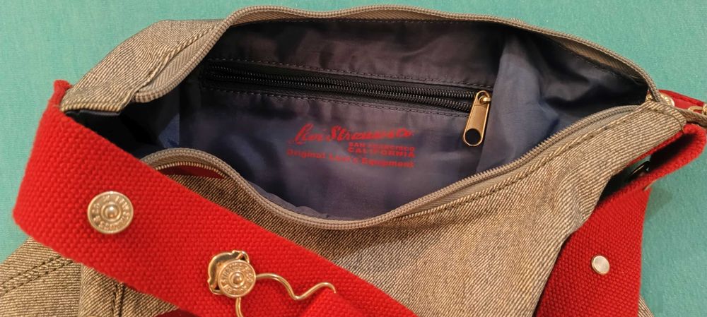 Продавам оригинална винтидж дамска чанта на Levi’s, светъл деним