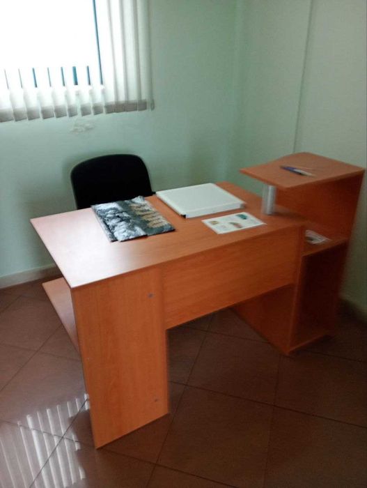 Продавам офис мебели