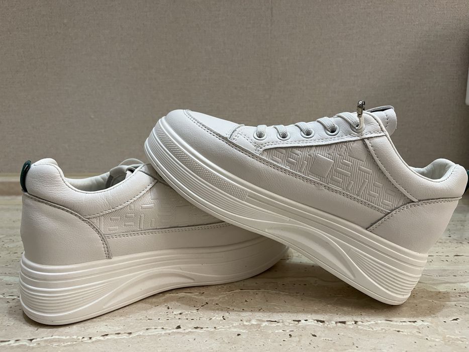 Белые кроссовки для девочки