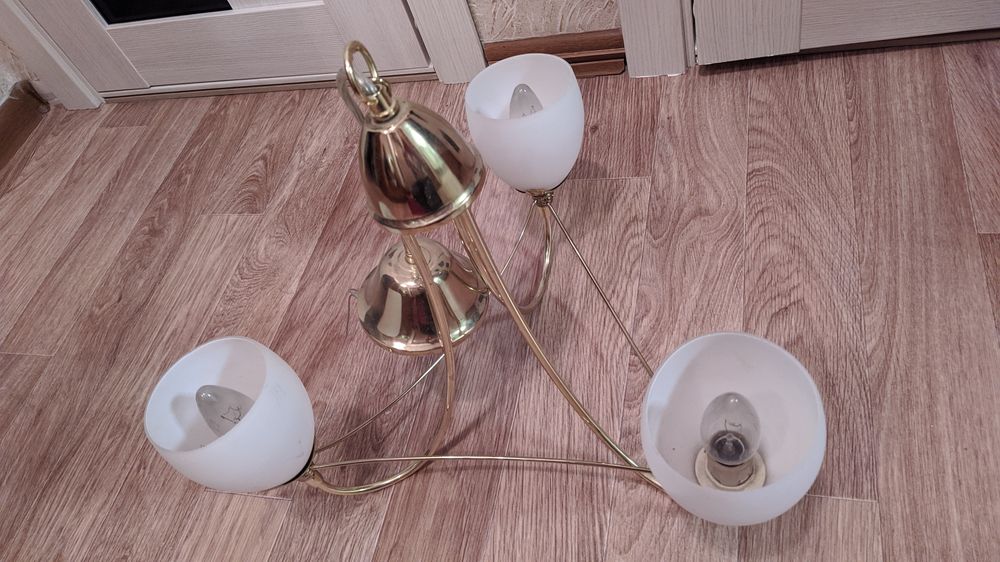 Люстра трёхрожковая.