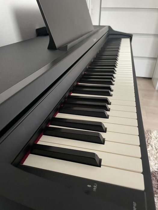Vând pian Roland Rp107