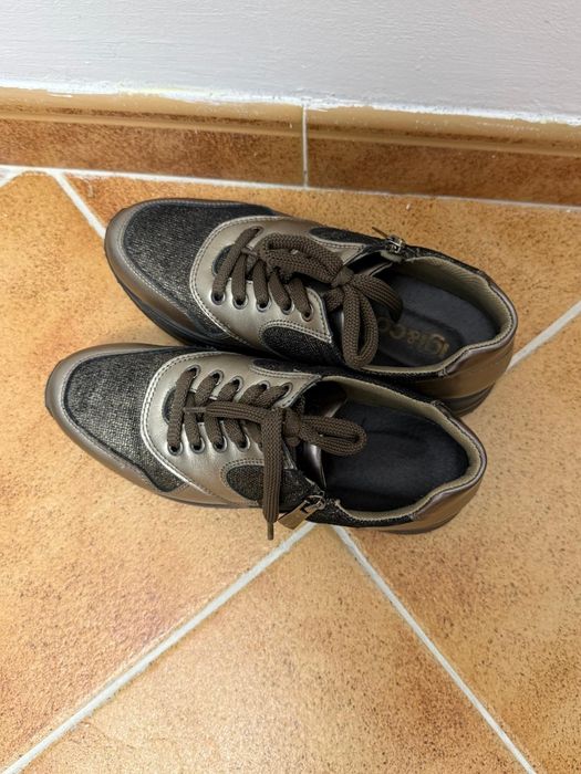 Adidași auriu inchis