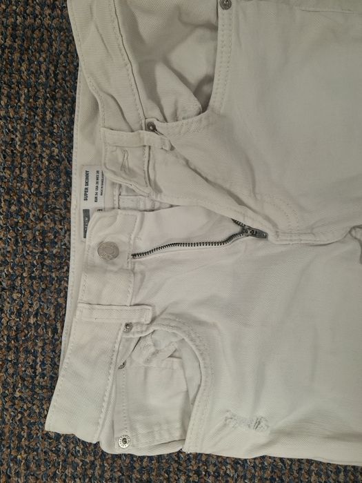Blugi albi Bershka