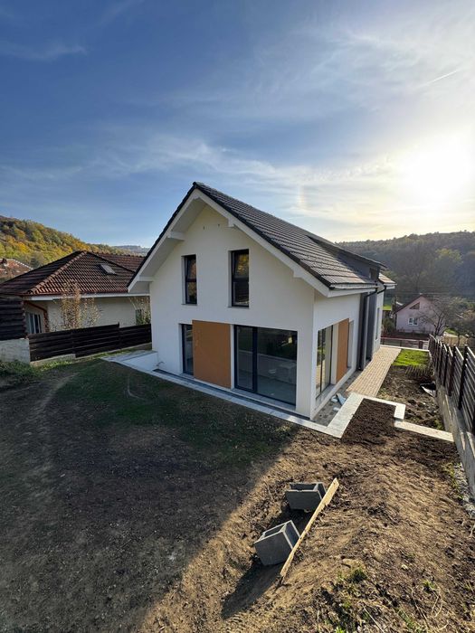 Persoană fizică vând casă individuală în Tăuți comuna Florești.