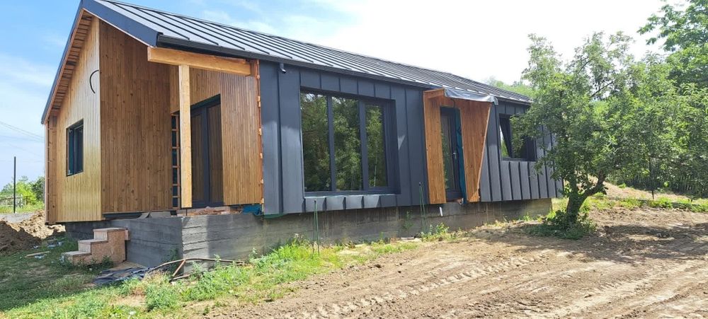 Vindem case modulare din panouri sandwich făcute pe structură metalică