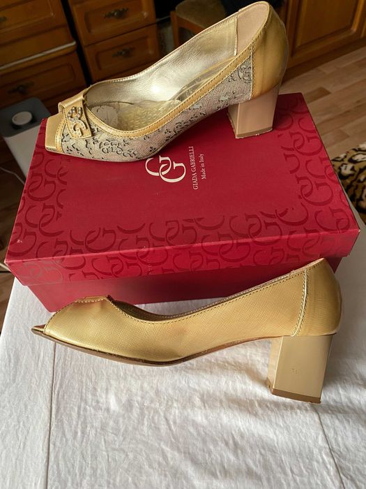 Продам нарядные женские туфли