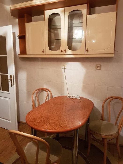 Apartament etaj1- 3 camere 2 bai de vanzare