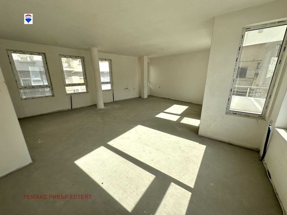 Продава се Тристаен апартамент в Русе, Център - 134 кв.м за 784 €/кв.м - Снимка #2