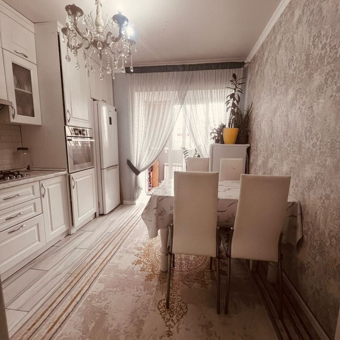 Продам шторы, с корнизом комплекте
