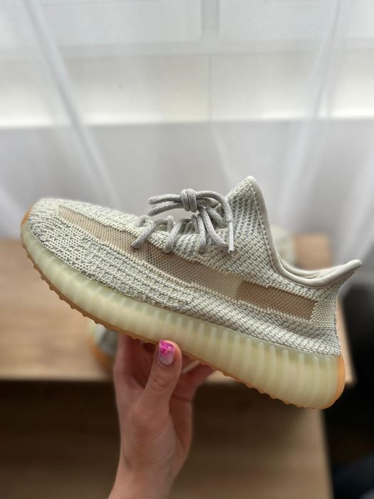 Yeezy 350 Bone .