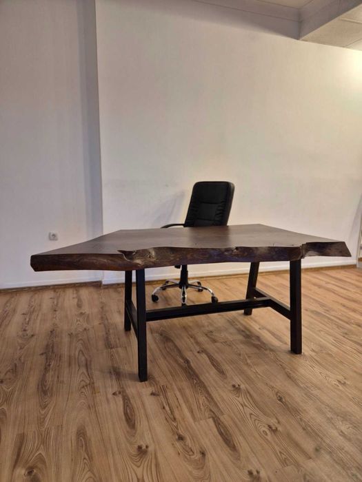 Бюро с плот от масивна орехова дървесина