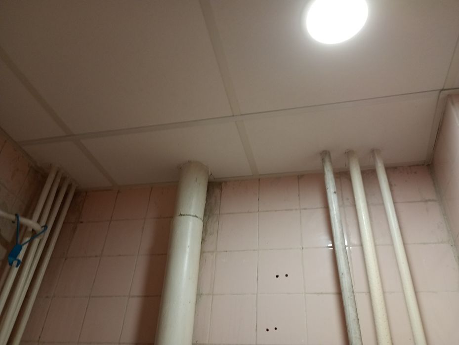 Растерен Окачен таван за баня  . Влагоустойчиви пана. Не мухлясва.