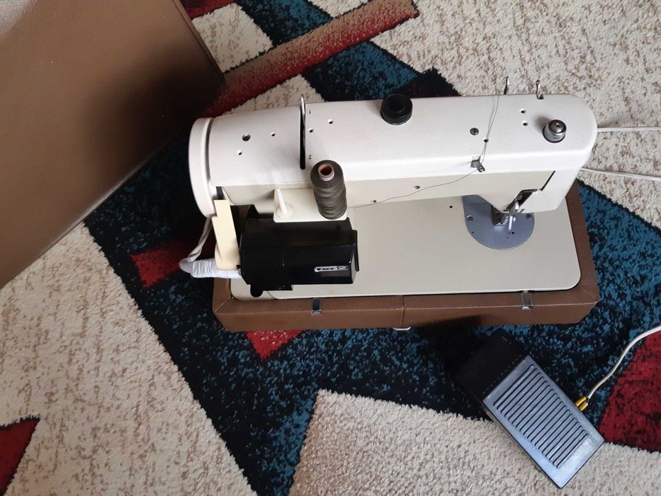 Mașină de cusut vintage Lucznik