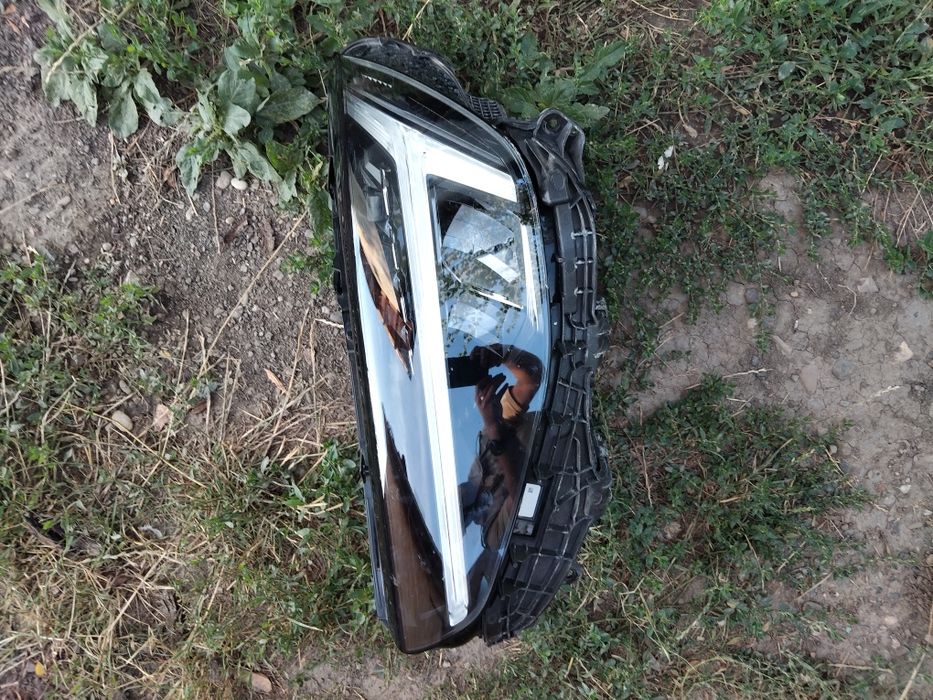 Vând aripă dreapta fata si far stânga volvo xc40 2024