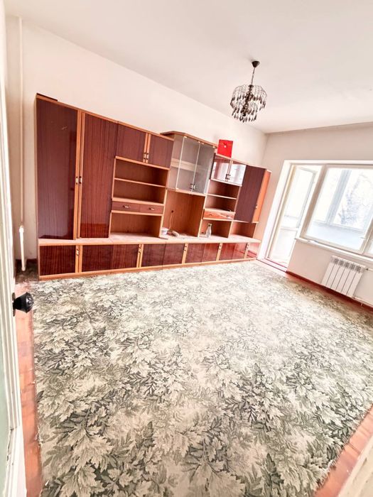 Чиланзар 20.  2 х комнатная балкон 1.5 х 6.  Срочно !